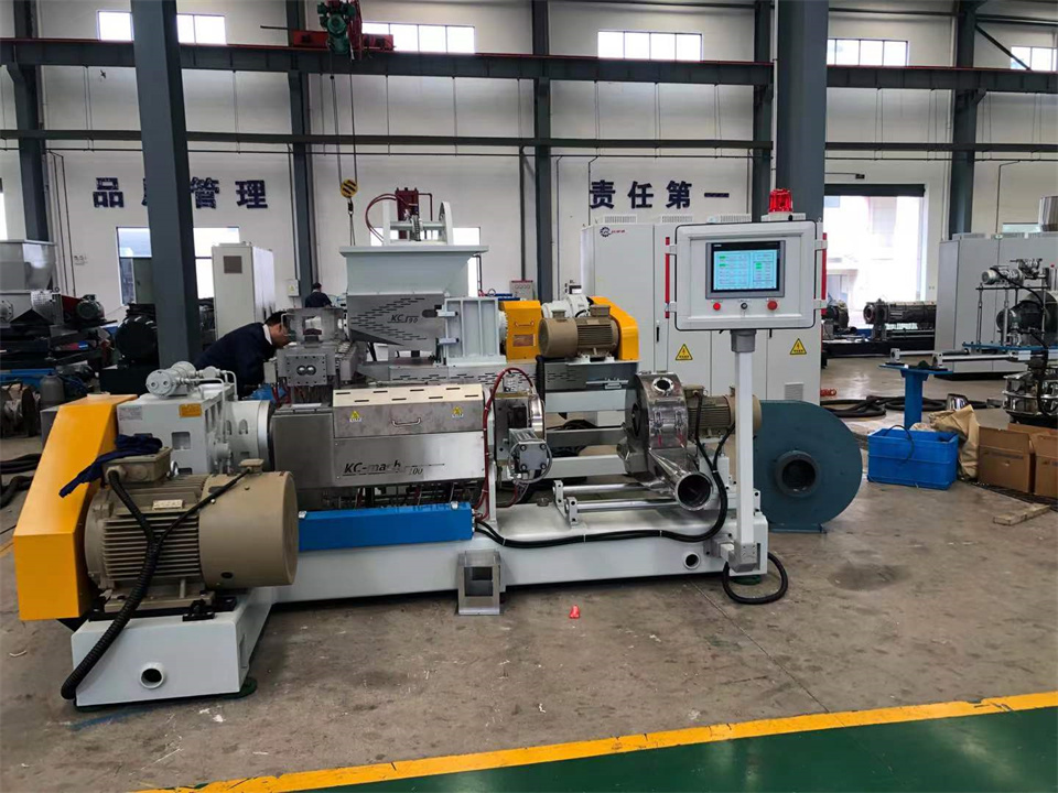 PE阻燃電纜料造粒機(jī)：電線(xiàn)電纜行業(yè)的得力助手
